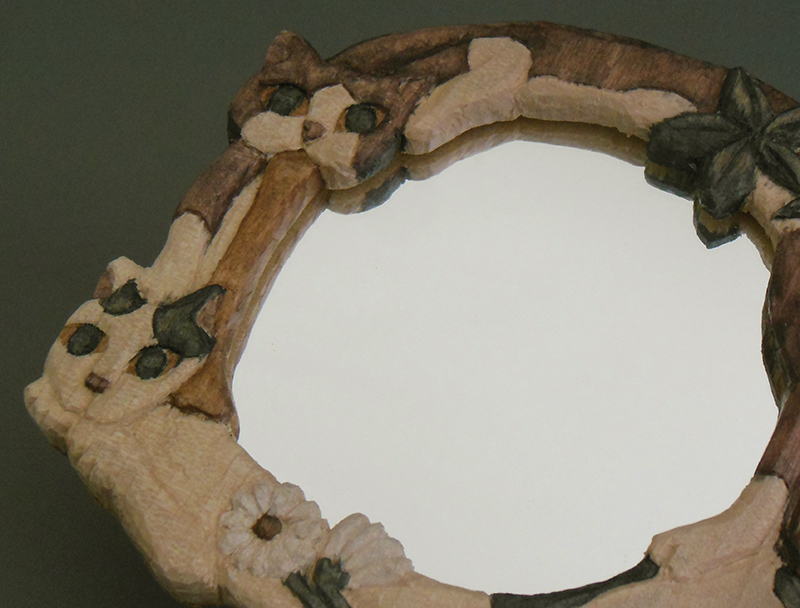 うめの上にしじみが吐いている。しじみの体にはパキラの葉が