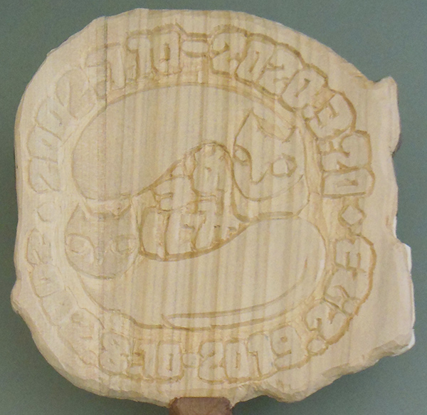 裏面は適当な線彫りで没年等が書いてある