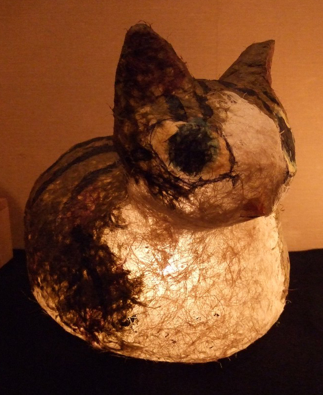 内側からほんのり光るしじみ。香箱座り