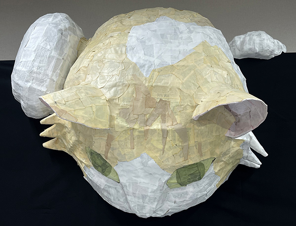 壁の上から出てこようとする巨大猫（右から）