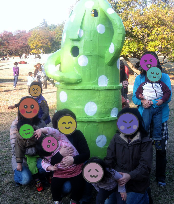 大埴輪の前に親子連れが集う